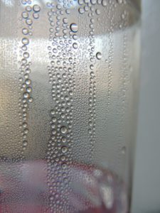 湿度が高く汗が蒸発できないと、汗をかき続け熱中症になる