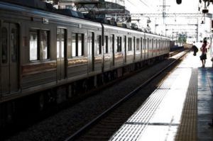 通勤ラッシュでは汗のにおいやワキガ対策が必要